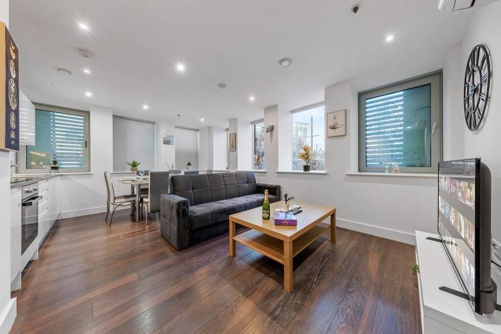 Sleep 7 20 Mins From London Waterloo Bp65 Apartment ภายนอก รูปภาพ